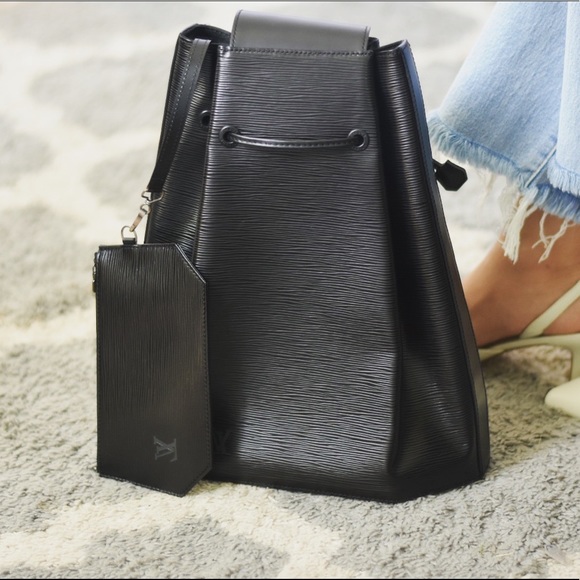 - π€RAREπ€ LV Epi Backpack sling In Noir